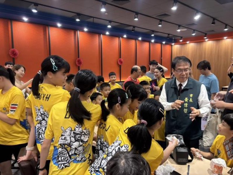 台南文化國小羽球隊勇奪全國錦標賽男女雙冠 黃偉哲市長守諾請客吃牛排