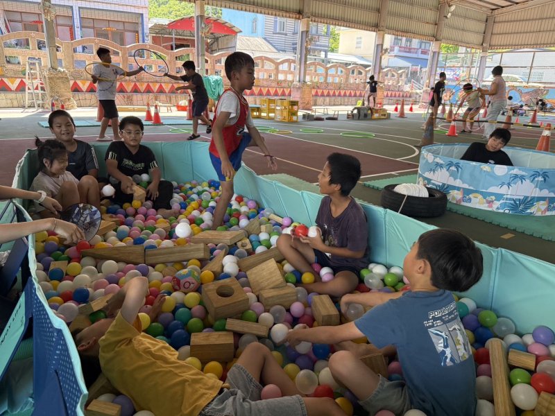 移動遊樂園前進牡丹大梅部落在圖騰彩繪中 開啟原鄉孩子的探索