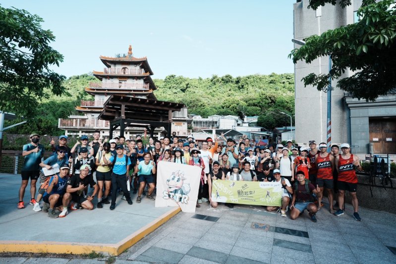 高雄運動觀光跑進柴山  運發局侯尊堯局長與三進盤榕跑者用揹水回饋山林