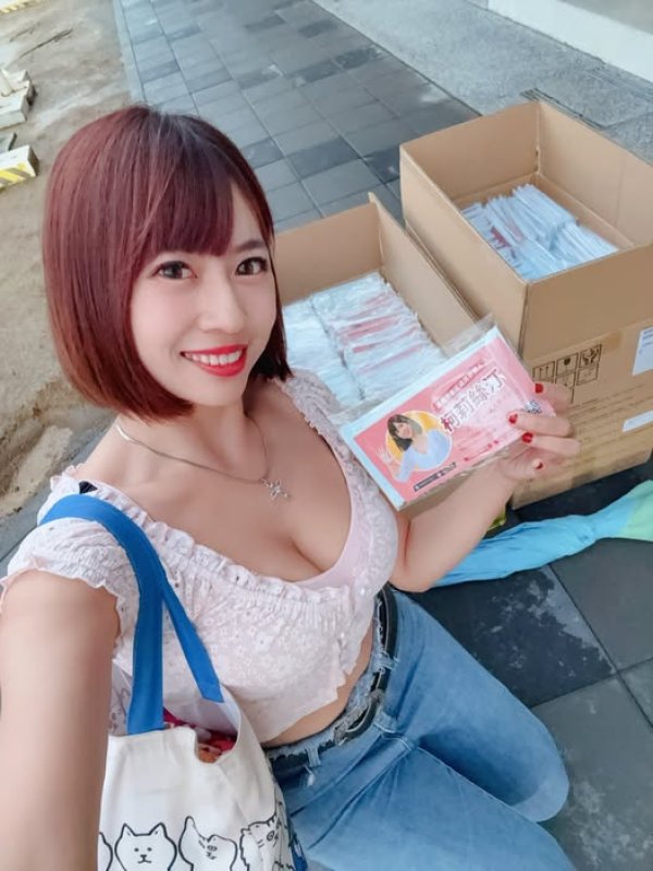 嘉義東區選戰很「網紅」！柯莉絲汀自嘲比鈔能力吊車尾　公開借牆挑戰零看板困境  
