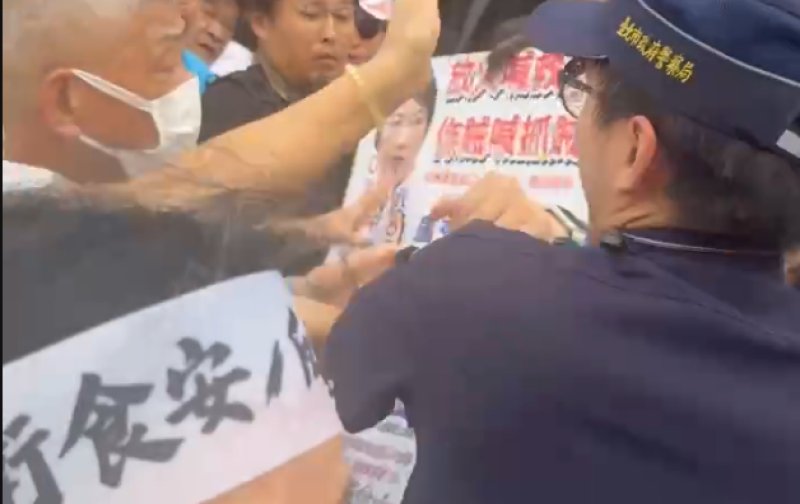 725反毒害活動爆衝突畫面 現場民眾眼部受傷擬循法律途徑維權