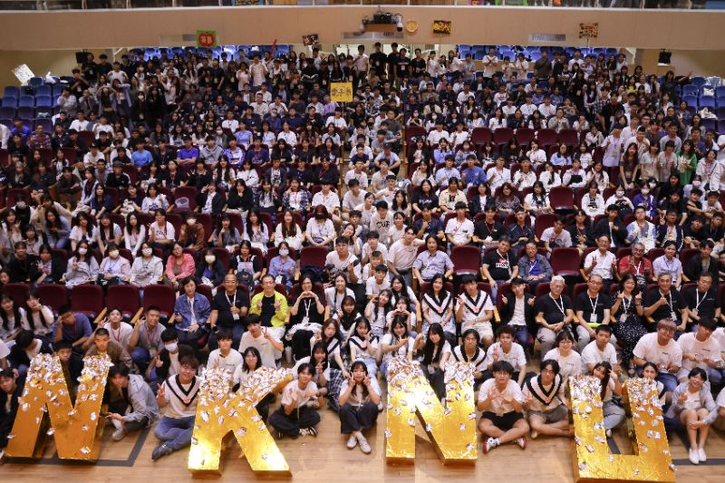 119級新生定向共識營結業式,師長、學生團隊與新生大合影。(高師大提供) 119級新生定向共識營結業式,師長、學生團隊與新生大合影。(高師大提供)