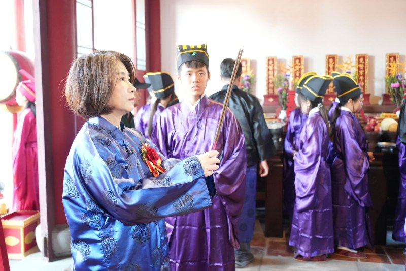 屏東祭孔典禮展現文化傳承　五校學子與外籍生依循古禮致敬孔子