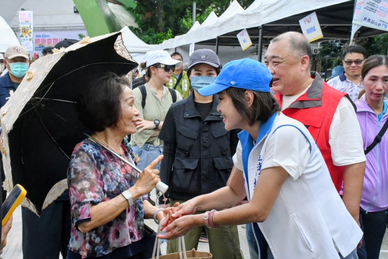 柯志恩旗山市場掃街後出席夏祭新鮮市活動  