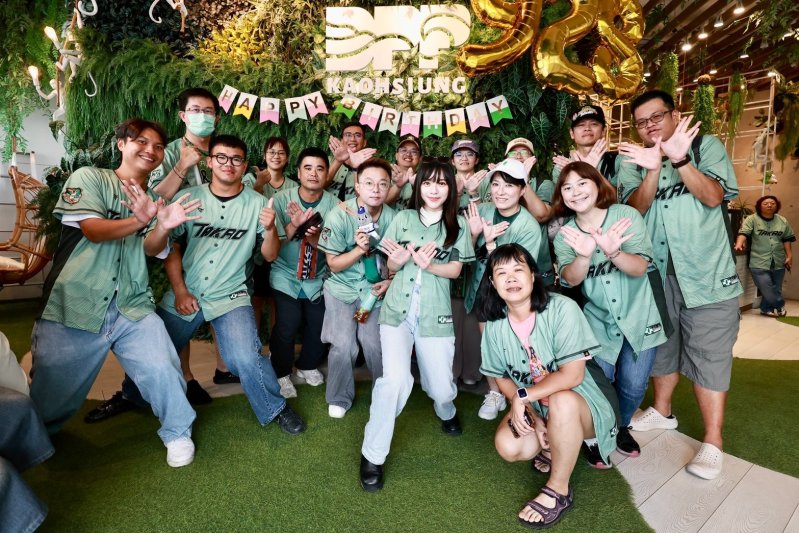民進黨40生咖高雄爆人氣　黃捷用創意串起跨世代熱情　「洋流徽章」10分鐘秒殺