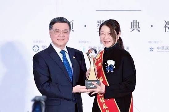 金屬中心董事長劉嘉茹(右)接受行政院院長頒發國家人才發展獎。 金屬中心董事長劉嘉茹(右)接受行政院院長頒發國家人才發展獎。