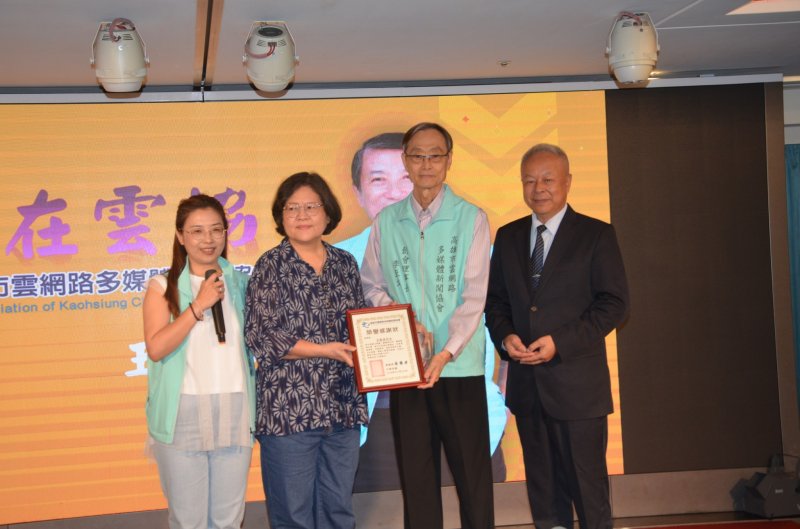 創會理事長李至文（右二）理事長黃蘭君（左）頒發特別感謝狀給王振丞夫人朱朱姊 （左二）鄭楊慶董事長陪同共同表達感念見證 （右） 圖/陳健祥