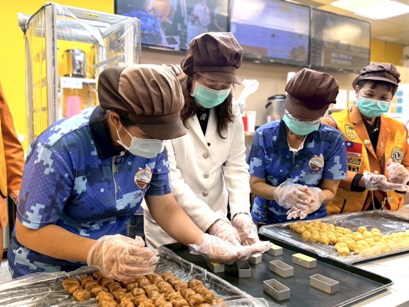 國際獅子會300E-5區總監陳婉琪在身障夥伴的帶領下,親手體驗製作鳳梨酥,近距離感受身障職人的專業與用心 國際獅子會300E-5區總監陳婉琪在身障夥伴的帶領下,親手體驗製作鳳梨酥,近距離感受身障職人的專業與用心