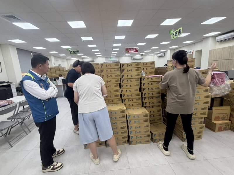 九如鄉長藍聰信親自接待並代表鄉公所接受這批愛心物資