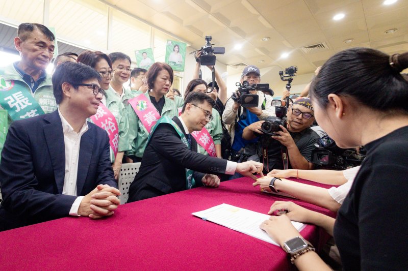 賴瑞隆由陳其邁陪同登記 圖/民進黨高雄市黨部 賴瑞隆由陳其邁陪同登記 圖/民進黨高雄市黨部
