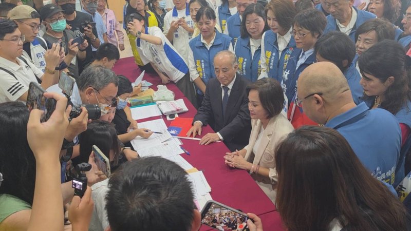 柯志恩由王金平陪同登記 圖 /柯志恩辦公室 柯志恩由王金平陪同登記 圖 /柯志恩辦公室