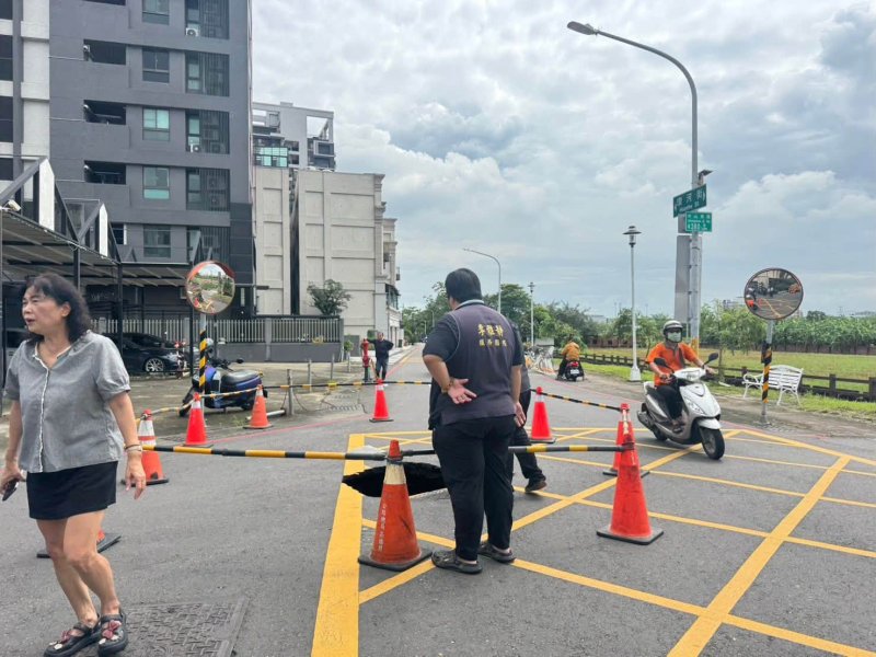 李雅靜也呼籲,市府應立即向中央爭取支援。 李雅靜也呼籲,市府應立即向中央爭取支援。