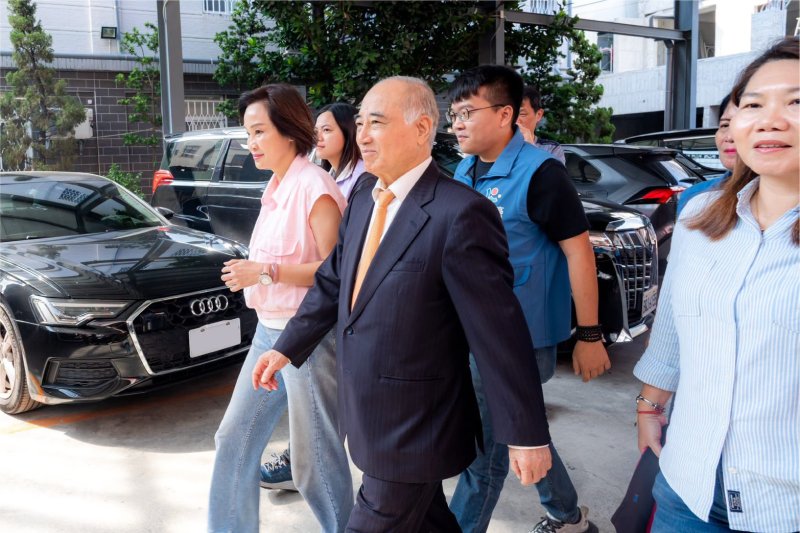 柯志恩表示，四年前投入高雄市長選舉時，就受到王金平一路支持與協助，這份情誼始終感念在心