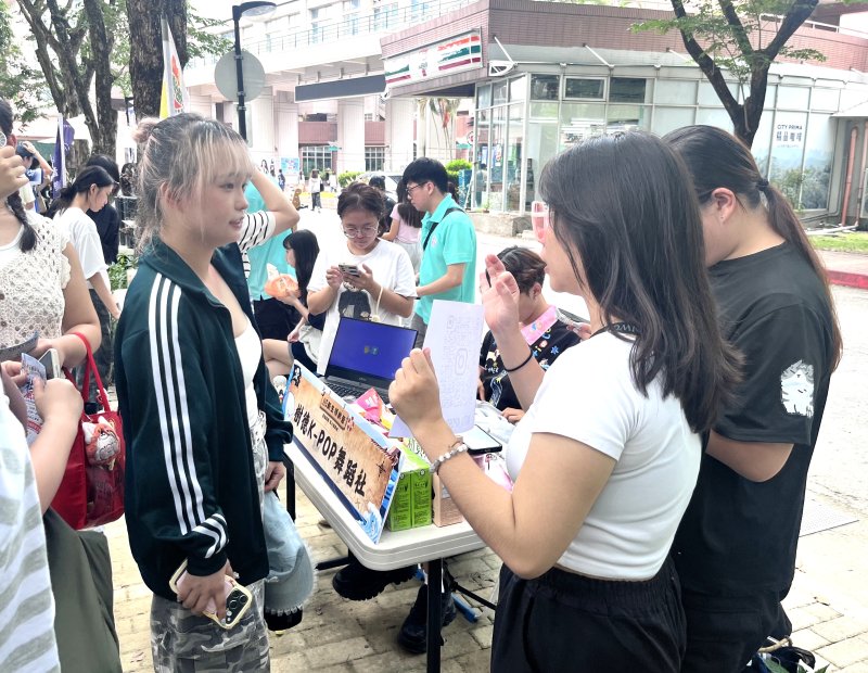 各式文創攤位、美食市集增添社團嘉年華。 各式文創攤位、美食市集增添社團嘉年華。