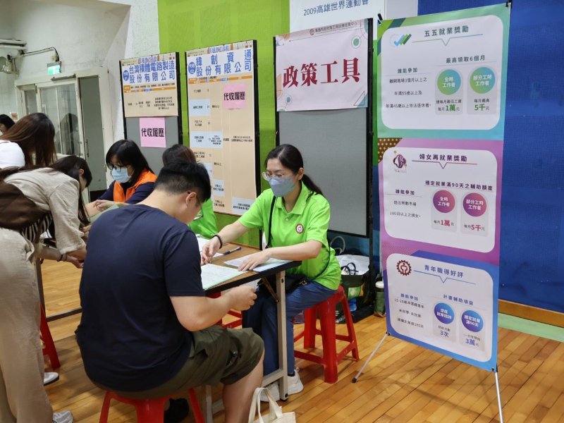 高雄市勞工局今(19)日上午在苓雅運動中心舉辦「薪動高雄 職得幸福」中大型徵才活動