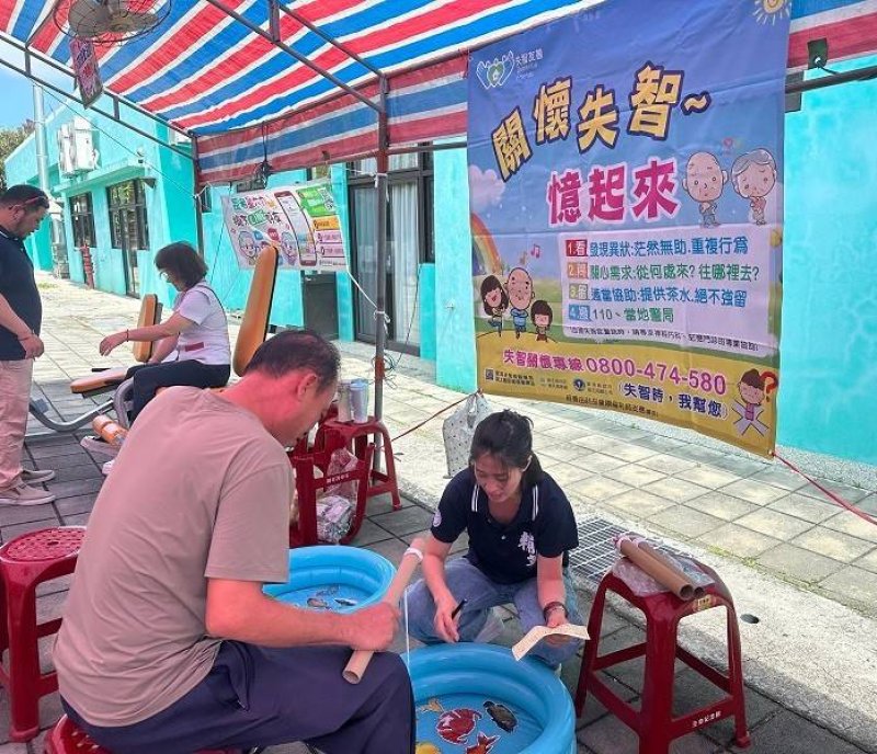 衛生局透過宣導與互動,帶領民眾更加認識失智症 衛生局透過宣導與互動,帶領民眾更加認識失智症