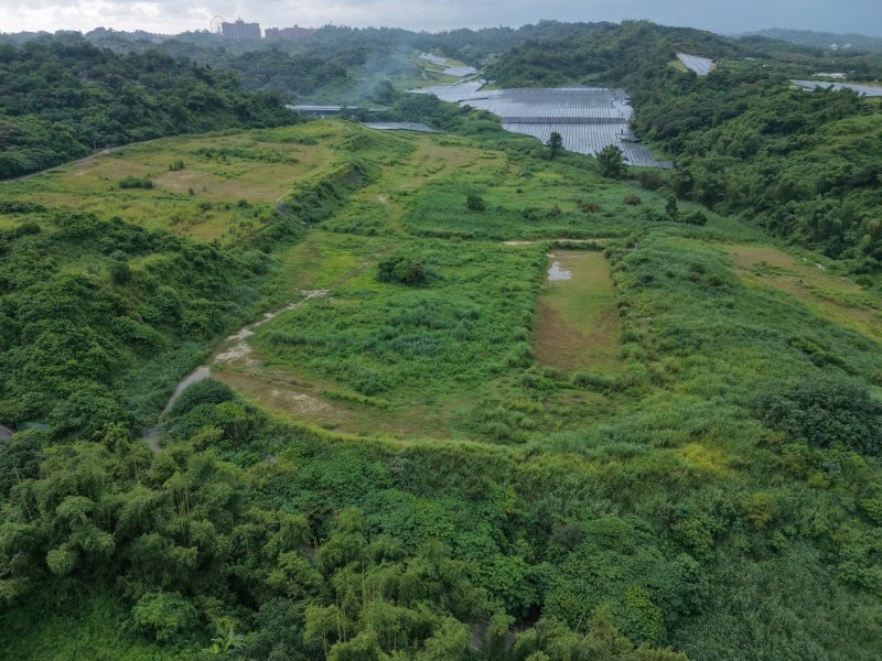 市府發現後即要求水土保持義務人限期辦理改善，並非所謂「瞬間豬羊變色」。