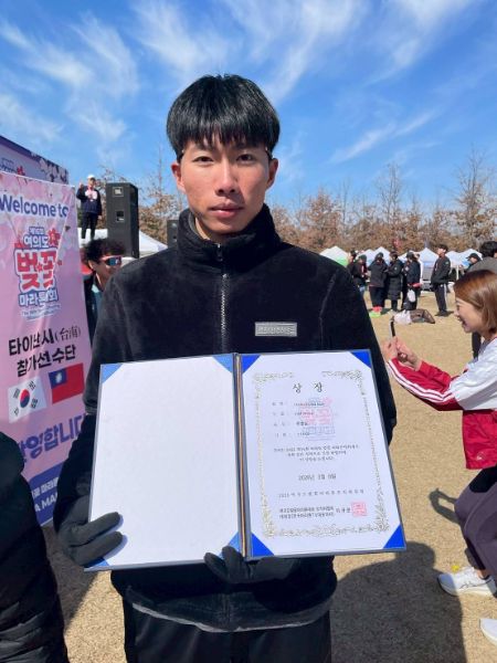 臺南跑者陳重樺首爾汝矣島櫻花馬拉松 勇奪半馬男子組總排第一名