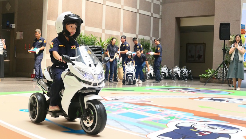  萌警嗨翻  嘉市警首創警察大白熊主題3D地景模擬道路地圖