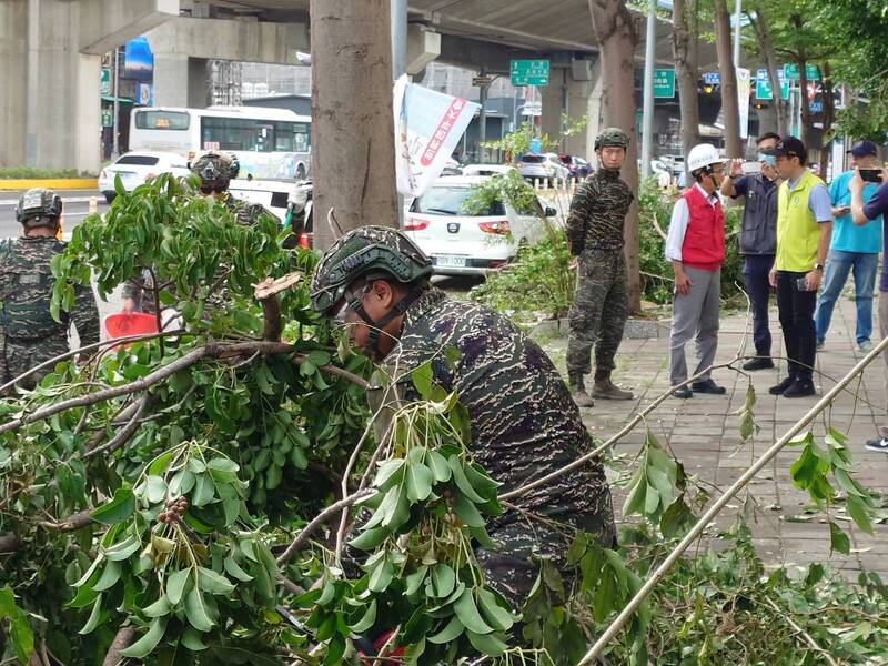 山陀兒颱風過後　國軍協助工務局全力動員恢復市容