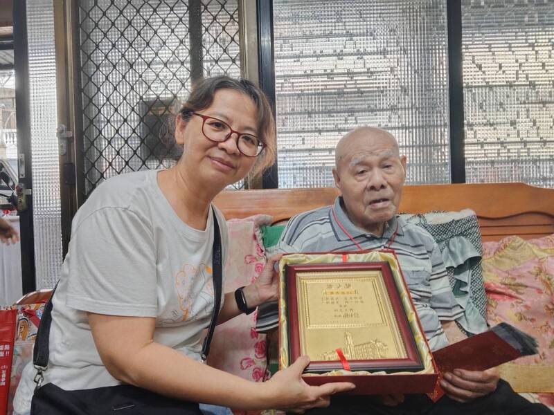  高雄市政府慶祝重陽節，祝賀百歲人瑞蔡天徒