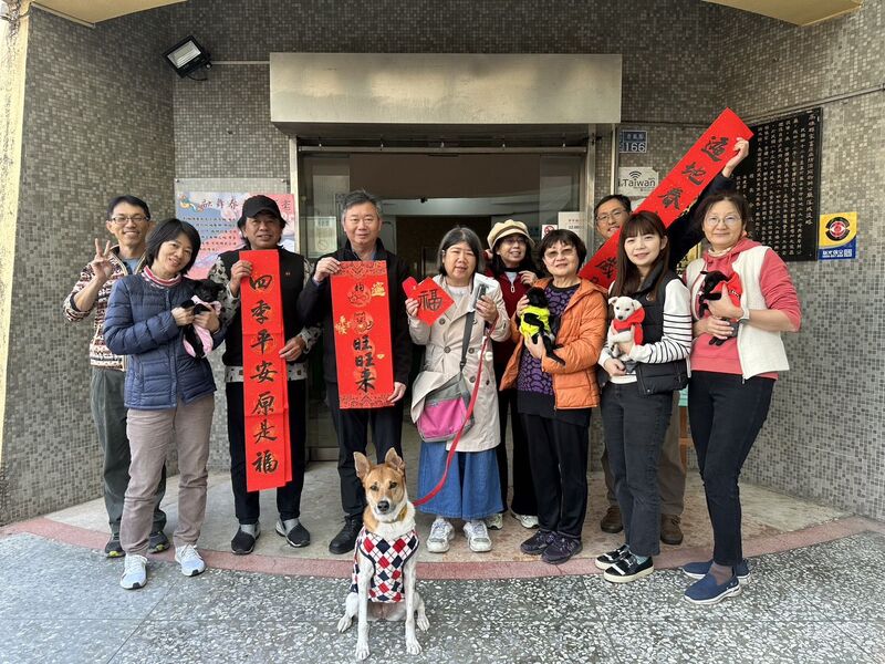 高市動保處邀書法名家王苡蘋現場揮毫贈春聯  