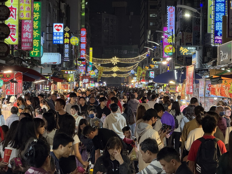 新媒體時代的夜市革命：六合夜市培訓素人拍短片、開直播，說出攤商故事