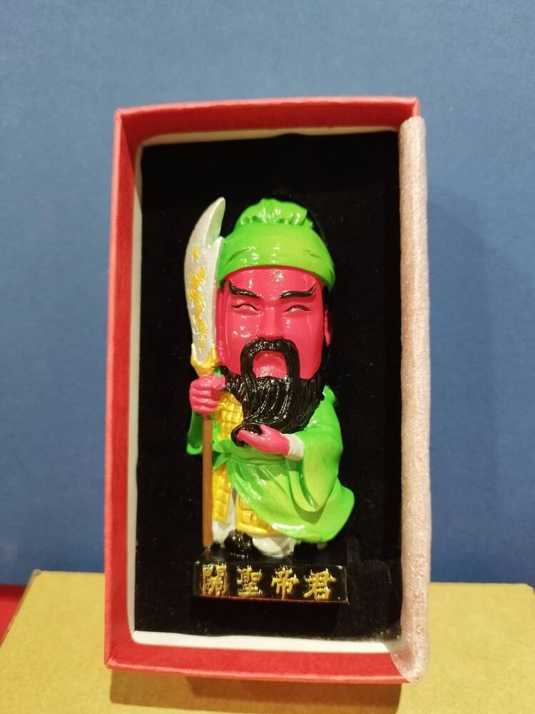 中華關聖文化世界弘揚協會與中華郵政合作 推《忠義千秋關帝聖像典藏郵冊》限時贈公仔
